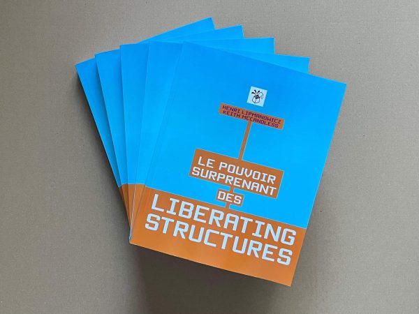 4 Livres Liberating Structures présentés en éventail.